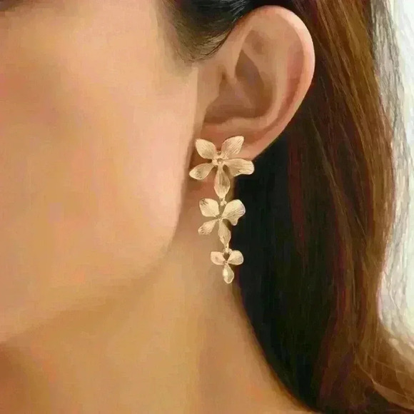 Brand New Gold Flower Design Elegant Earrings - Picture 2 of 3